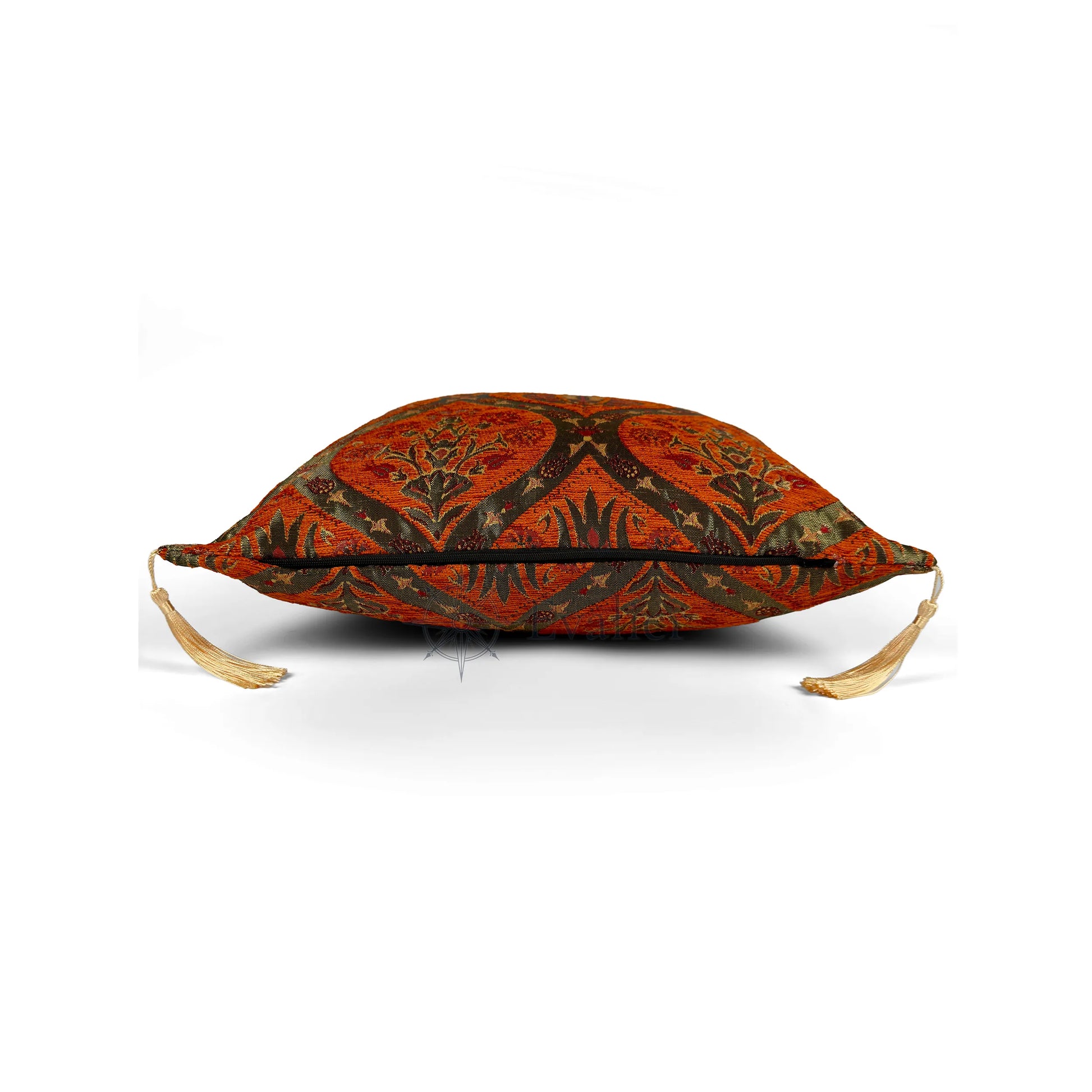 Amber pillow cover – side profile with hidden zipper, Royal Garden woven decorative cushion cover showing closure detail, tailored construction, and corner tassels (45 × 45 cm / 18 × 18 in)